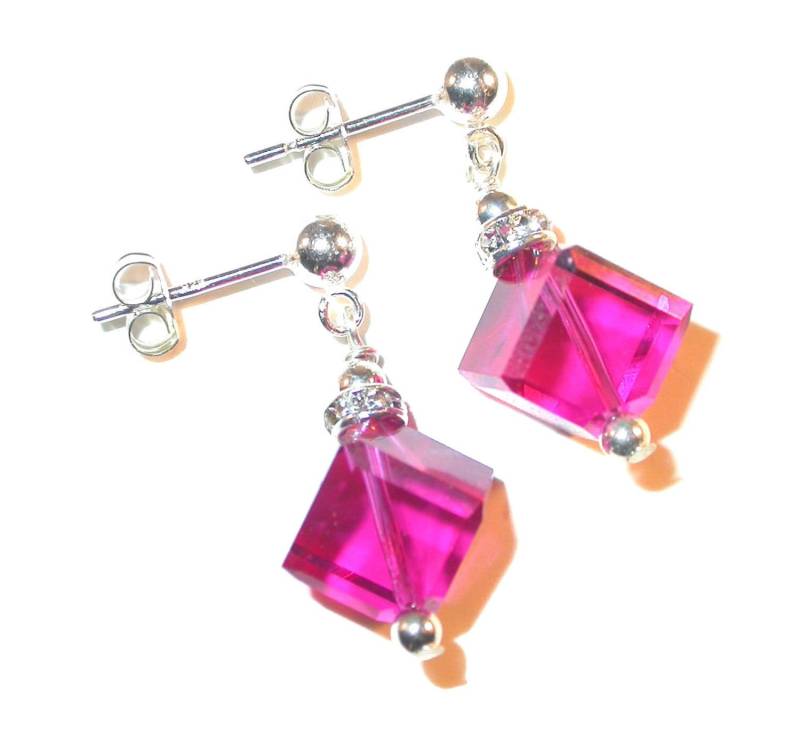 Fuchsia Pink Crystal Diagonal 8mm Würfel Ohrringe Sterling Silber Swarovski Elements von CharminglyYoursToo