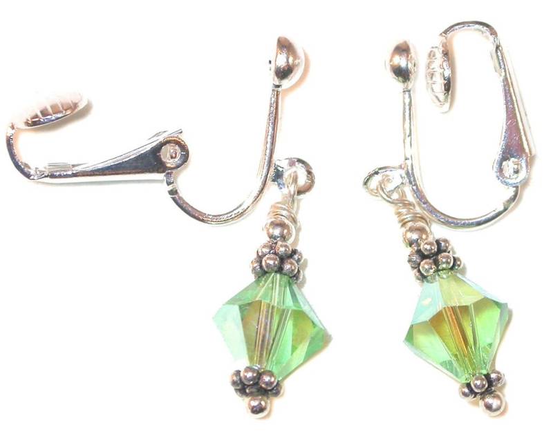 Grüne Peridot Kristall Ohrringe Bali Sterlingsilber August Geburtsstein Swarovski Elements - Clip-On & Pierced von CharminglyYoursToo