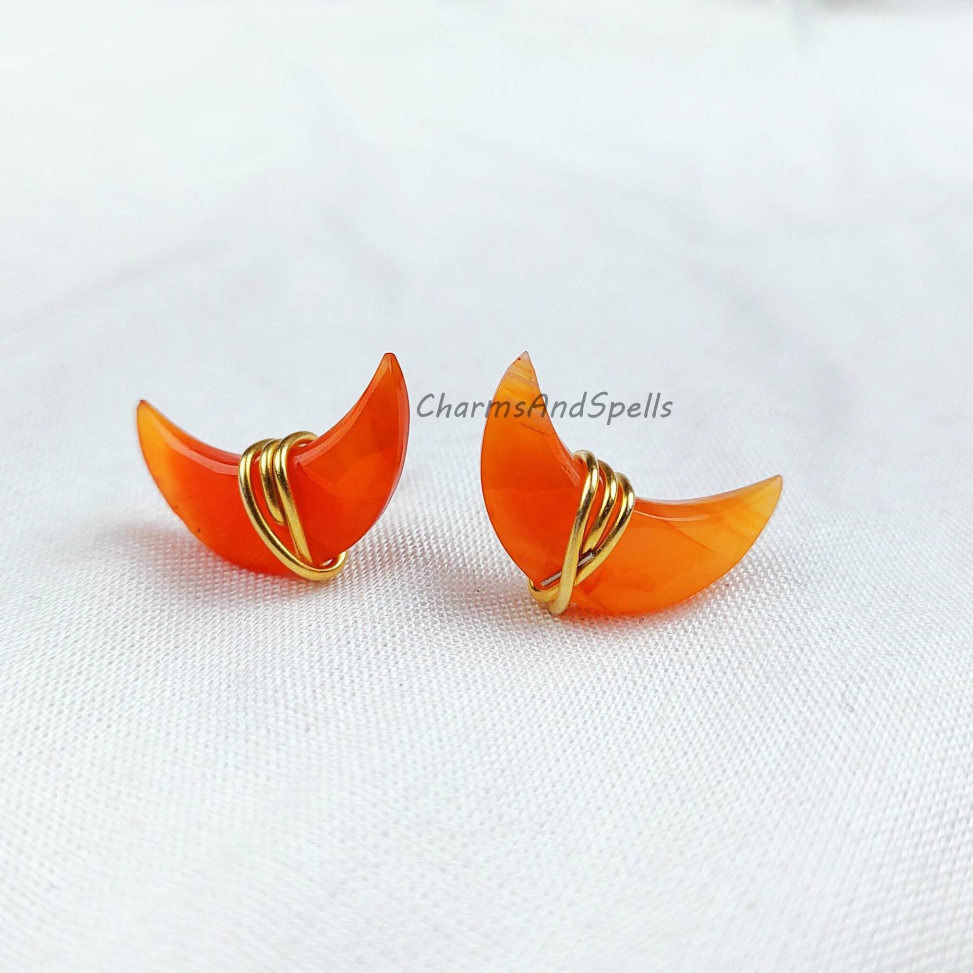 Natürliche Mondform Karneol Ohrstecker, Ohrringe, Geburtsstein Schmuck, Mondstein Edelstein Orange Frauen Ohrringe von CharmsAndSpellsIn