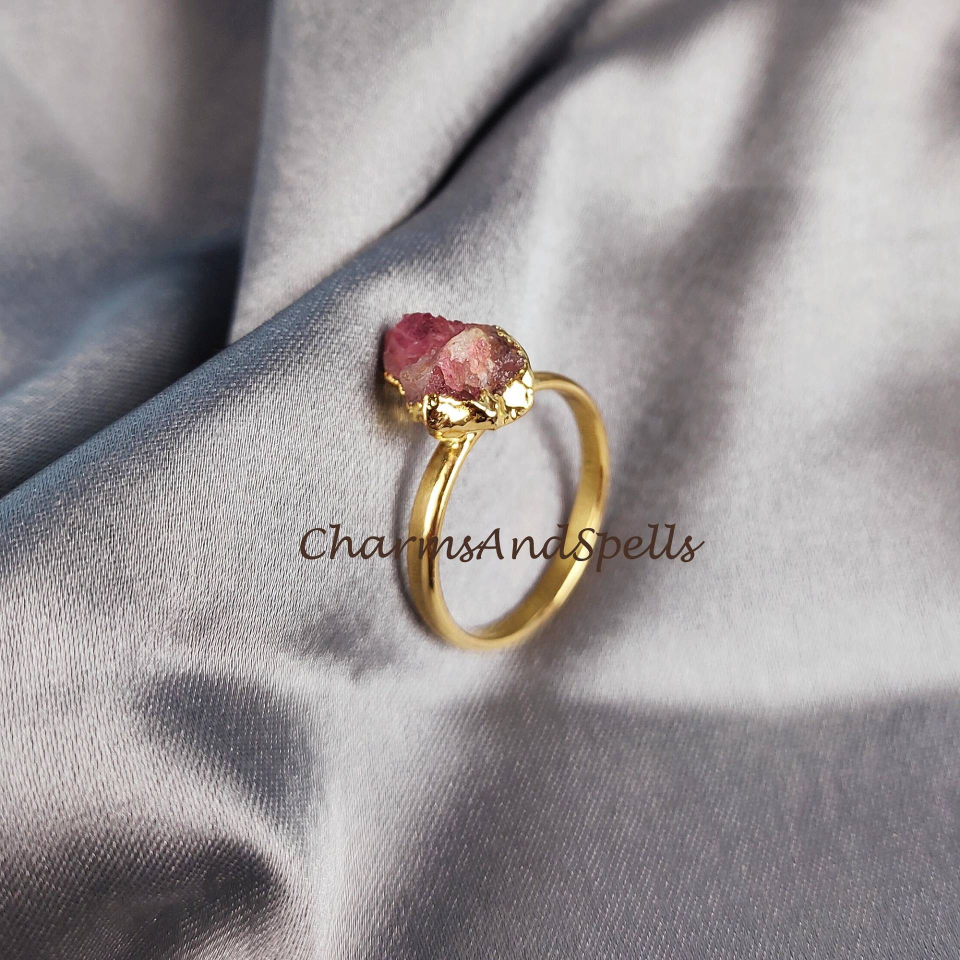 Roher Rosa Turmalin Ring, Rubellit-Turmalin Ring Für Frauen, Rot Rohstein Rohedelstein Schmuck, Roh Kristall von CharmsAndSpellsIn