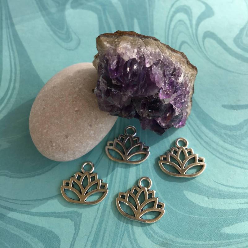 Antikes Silber Überzogener Lotusblumen-Charme 17 Mm Anhänger von CharmsJC