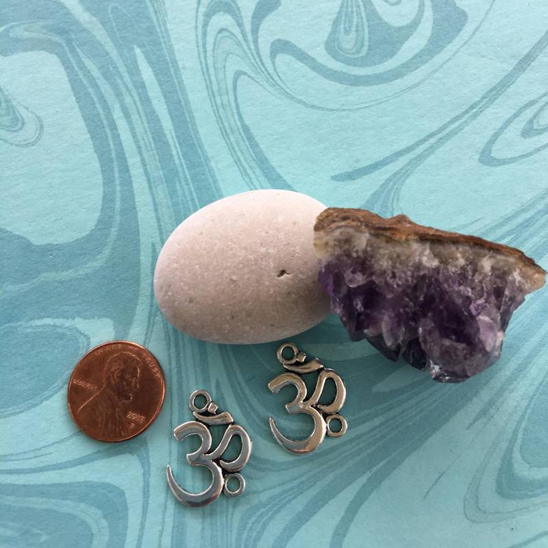 Antikes Versilbertes Om-Symbol-Anhänger 21-mm-Anschlussanhänger von CharmsJC