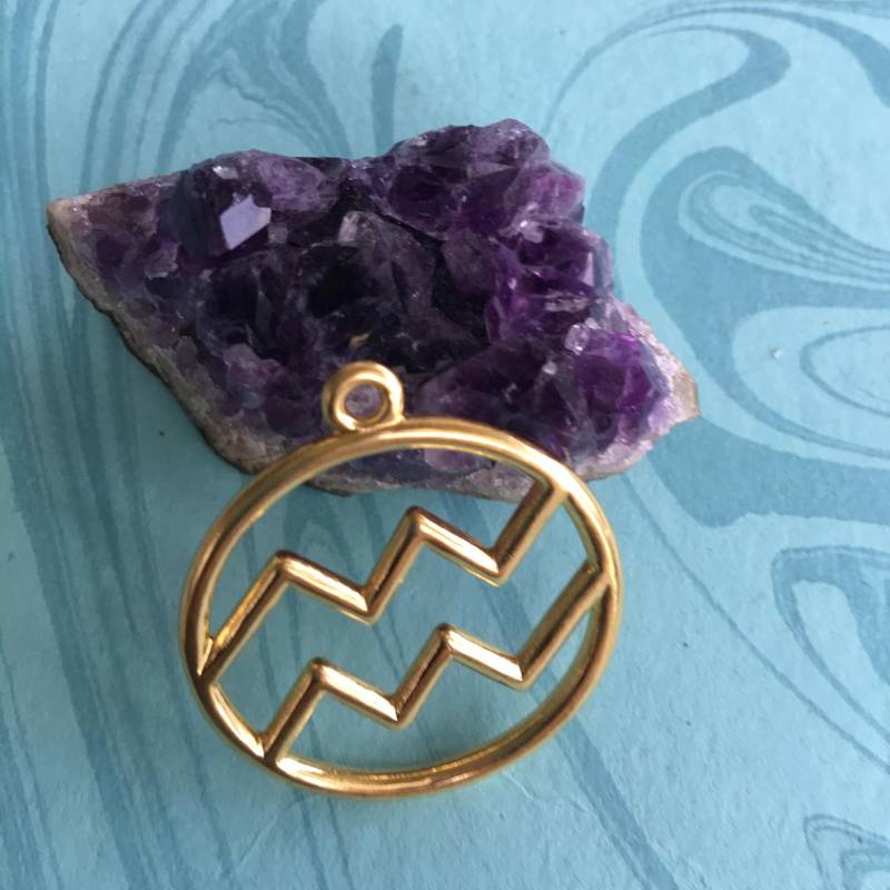 Aquarius Zeichen Gold Getönt Zink-Basierte Legierung Anhänger Runde Hohl 34x30mm, Anhänger-Charms von CharmsJC