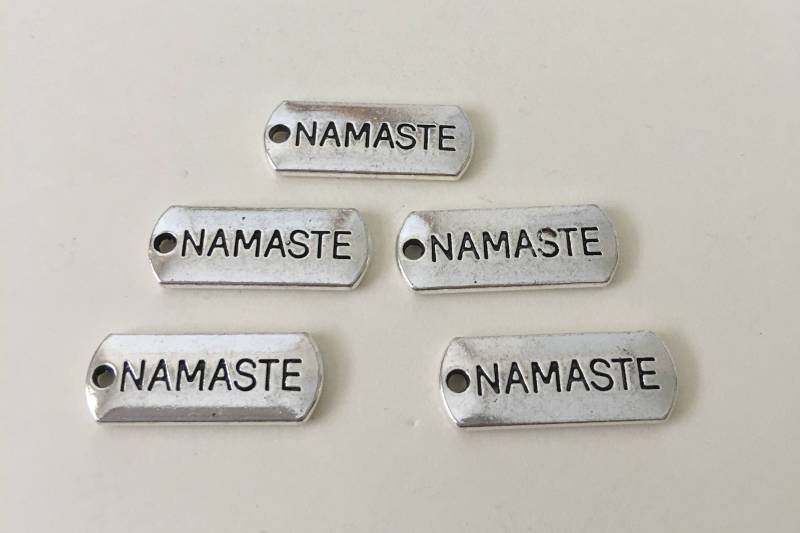 Fünf | 05 Namaste Graviert Tag Charms Antike Silber Ton von CharmsJC