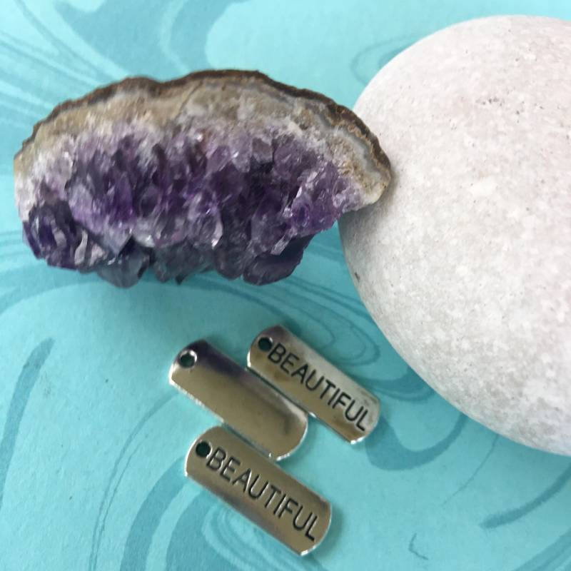 Set Von Fünf "Beautiful" Gravierte Tag Charms Antik Silber Ton von CharmsJC