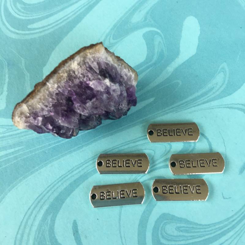 Set Von Fünf "Believe" Gravierte Tag Charms Antik Silber Ton von CharmsJC