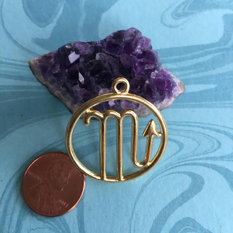 Skorpion Sternzeichen Gold Vergoldet Zink Basierte Legierung Anhänger Runde Hohl 34x30mm, Anhänger-Charms von CharmsJC