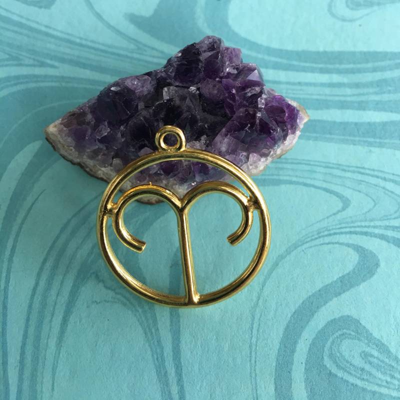 Widder Sternzeichen Gold Vergoldet Zink Basierte Legierung Anhänger Runde Hohl 34x30mm, Anhänger-Charms von CharmsJC