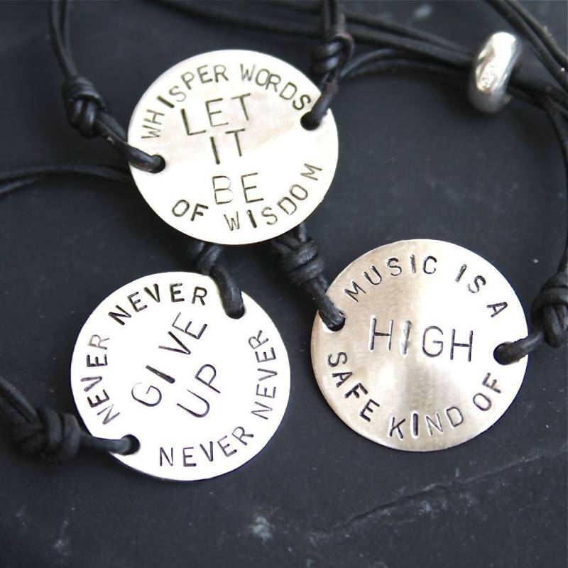 Personalisiert - Ihre Eigenen Worte Sterling Silber Und Leder Armband von CharmsofFaith