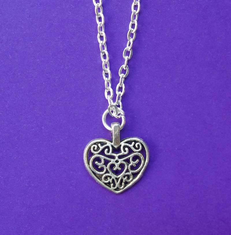 Filigrane Herzkette, Zarter Silberanhänger, Geschenk Für Romantiker von CharmstoreCo
