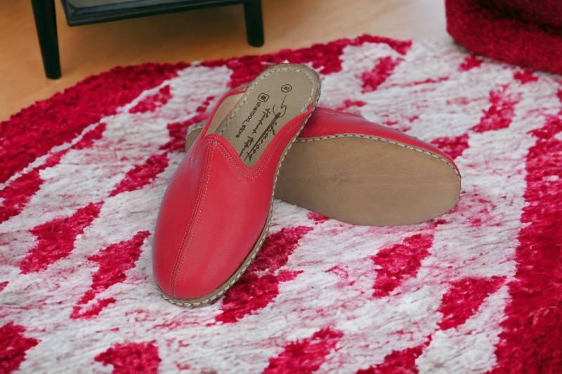 Damen Echtleder Rote Hausschuhe, Komfort Flache Einzigartige 100% Handgefertigte Stilvolles Handgefertigtes Ledergeschenk Für Frauen von Charooq