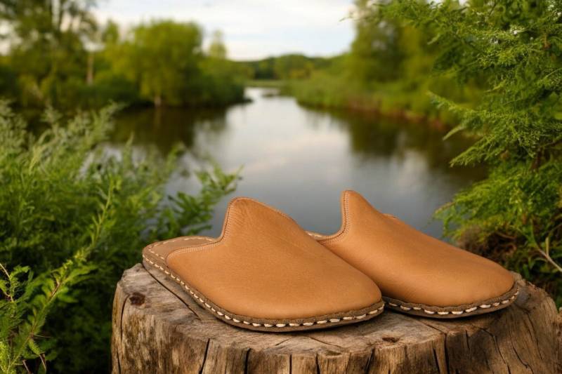 Herren Leder Hausschuhe Breite Toe Box, Hellbraune Hausschuhe von Charooq