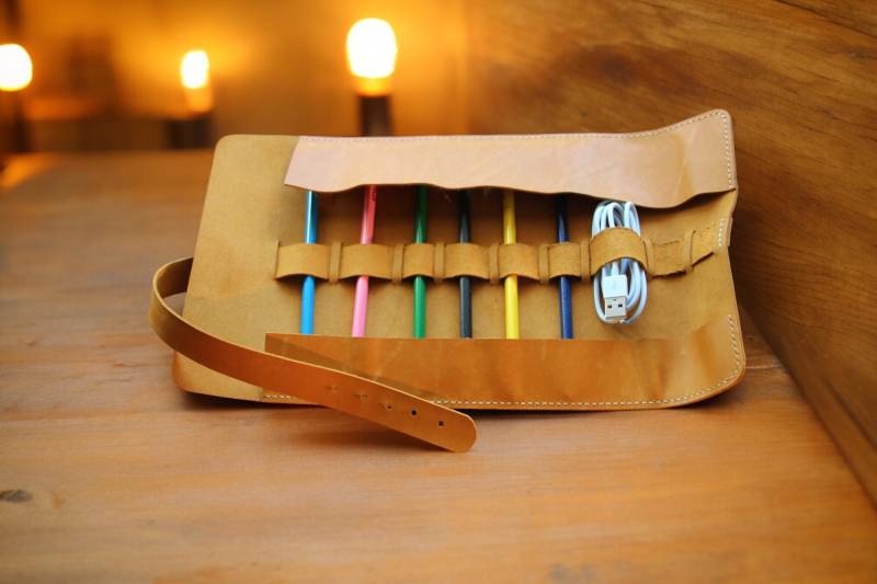 Lederrolle in Senfgelb Personalisierte Stift - Und Pinselrolle, Handgefertigter Artikel-Organizer Mit Ihrem Namen, Einzigartiges Handgefertigtes von Charooq