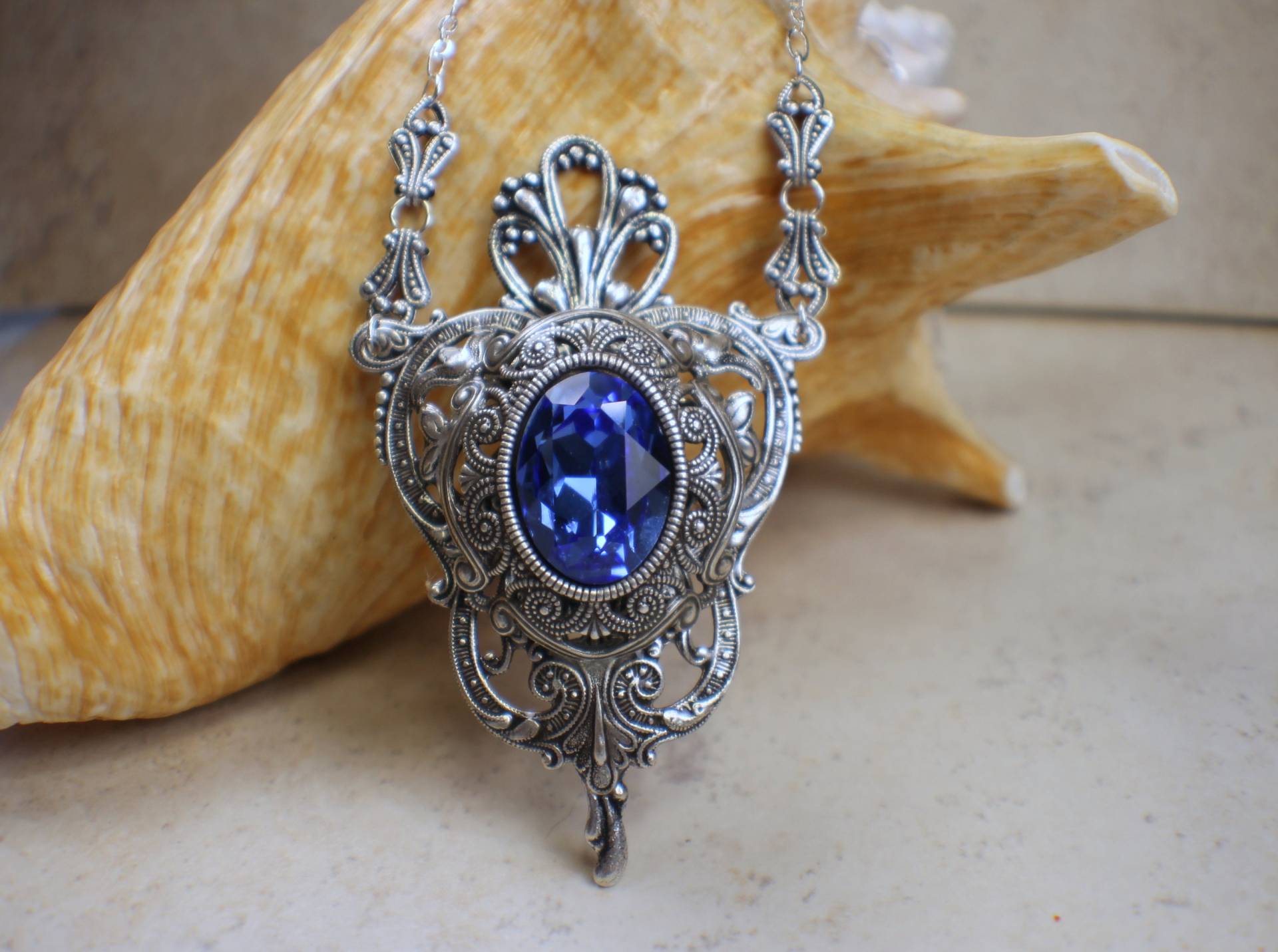 Blauer Saphir Kristall Anhänger Gothic Barock Halskette von Charsfavoritethings