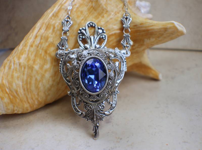 Blauer Saphir Kristall Anhänger Gothic Barock Halskette von Charsfavoritethings