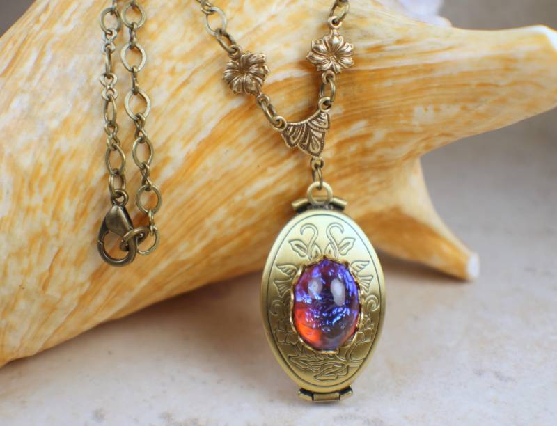 Drachen Atem Feueropal Bronze Foto Medaillon, Falten Medaillon Halskette, Multi-Bild Multi-Frame-Medaillon Drachen Atem Feueropal Bronze Foto Medaillon, Falten Medaillon Halskette, Multi-Bild Multi-Frame-Medaillon von Charsfavoritethings