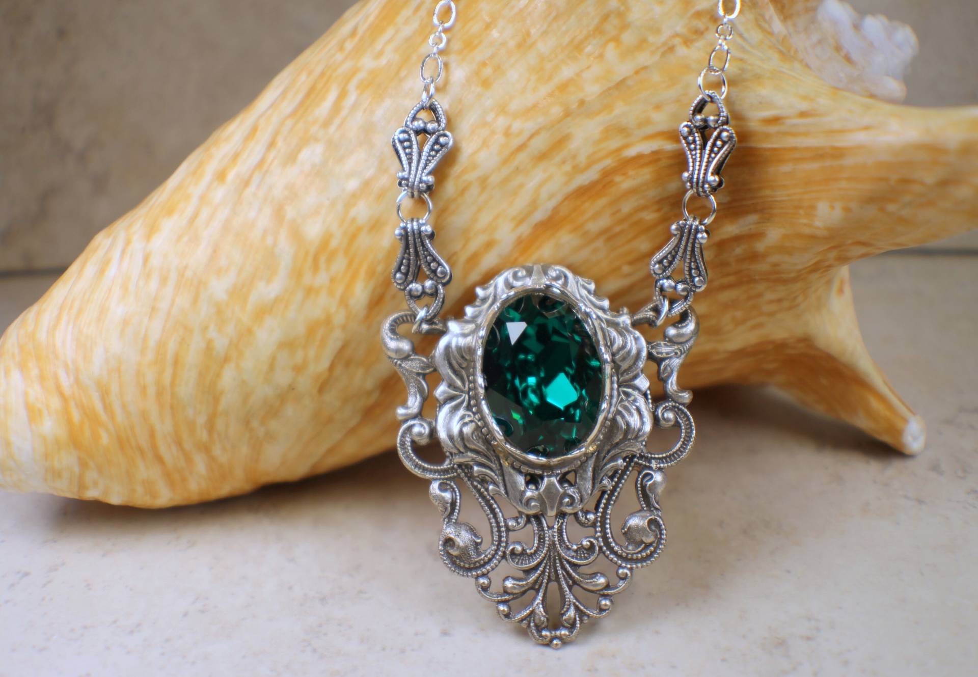 Gothic Smaragd Kristall Filigrane Halskette Jugendstil Hochzeits-Anhänger von Charsfavoritethings