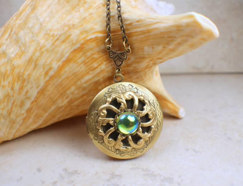 Grüne Peridot Medaillon, Kleines Foto Medaillon Halskette, Bild Andenken Hochzeit Grüne Peridot Medaillon, Kleines Foto Medaillon Halskette, Bild Andenken Hochzeit von Charsfavoritethings