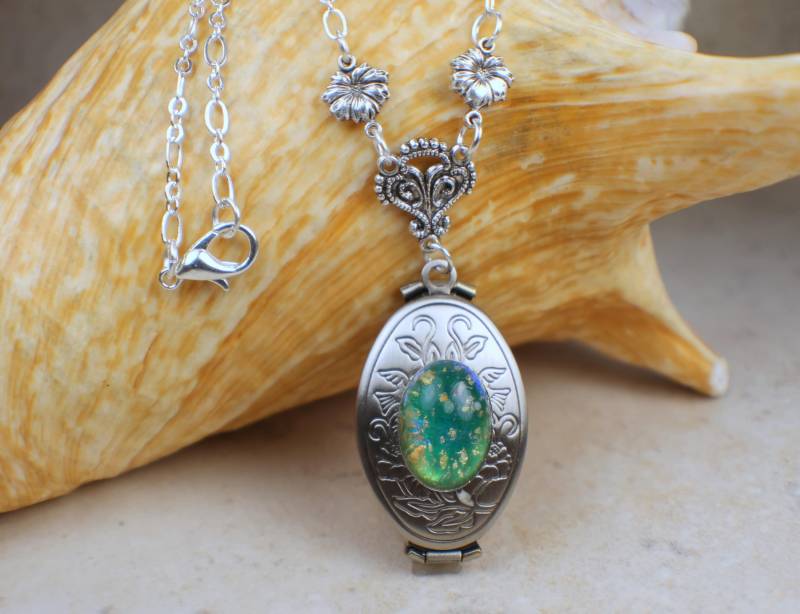 Grünes Glas Opal Silber Foto Medaillon, Falten Medaillon Halskette, Multi-Bild Multi-Frame-Medaillon Grünes Glas Opal Silber Foto Medaillon, Falten Medaillon Halskette, Multi-Bild Multi-Frame-Medaillon von Charsfavoritethings