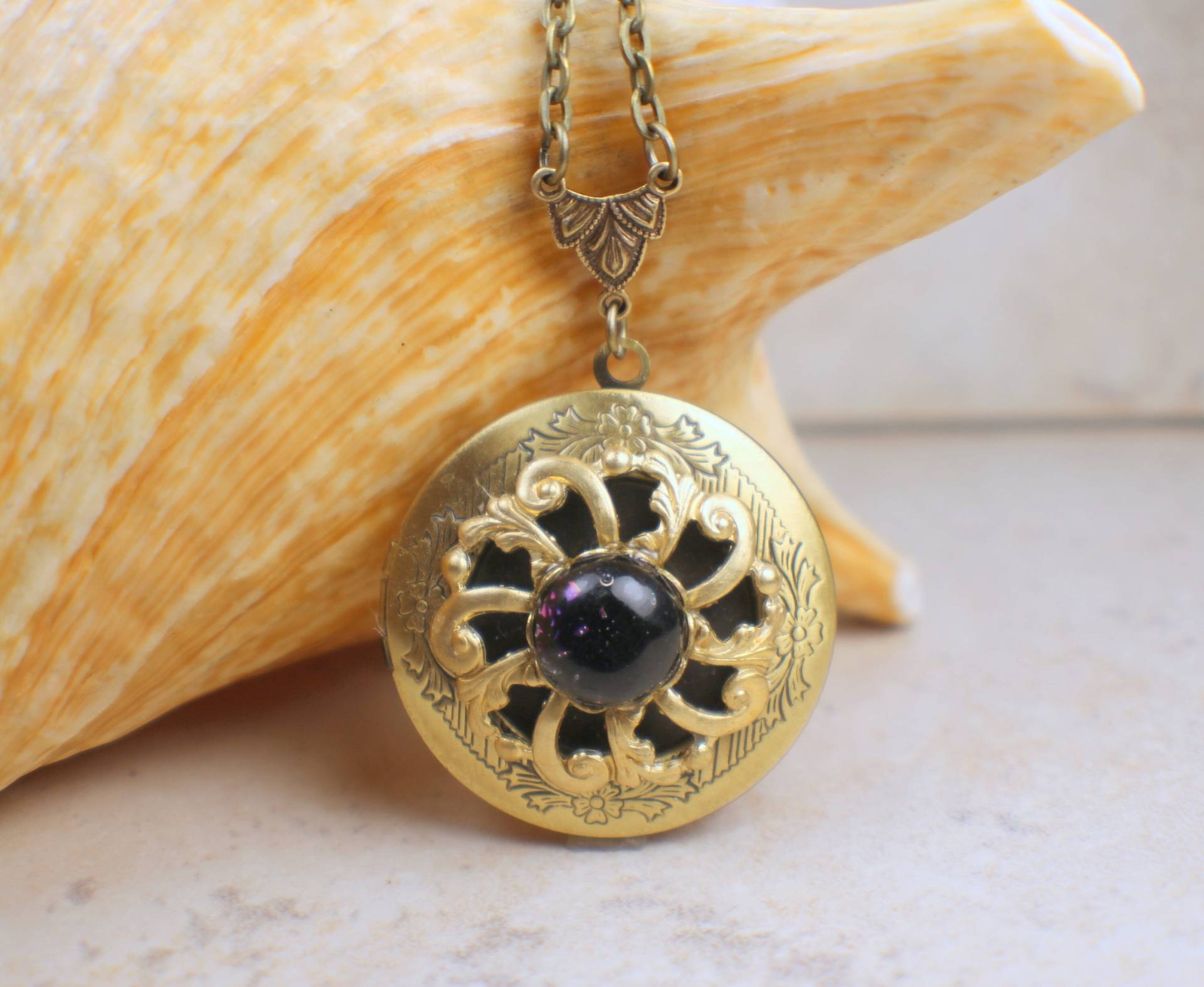 Lila Dichroic Glas Foto Locket Bronze Filigree Andenken von Charsfavoritethings