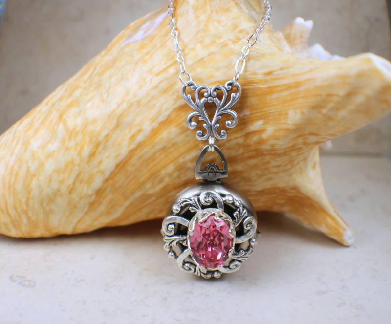 Rose Crystal Photo Locket Halskette Silber Filigree Vier-Bild-Anhänger Rose Crystal Photo Locket Halskette Silber Filigree Vier-Bild-Anhänger von Charsfavoritethings