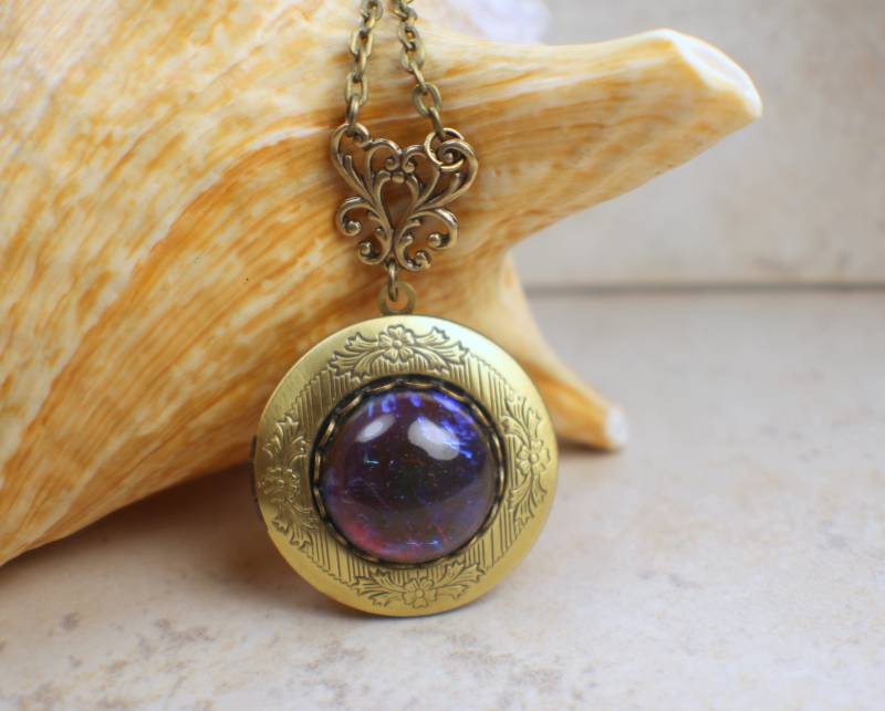 Roter Drachen Breath Opal Foto Locket Bronze Filigrane Halskette von Charsfavoritethings