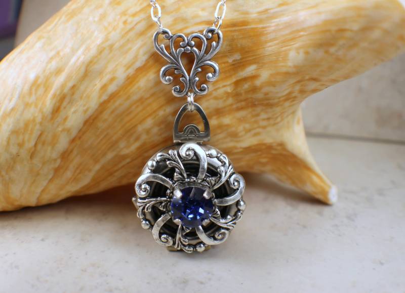 Sapphire Crystal Photo Locket Silber Filigrane Multi-Bild-Halskette Sapphire Crystal Photo Locket Silber Filigrane Multi-Bild-Halskette von Charsfavoritethings