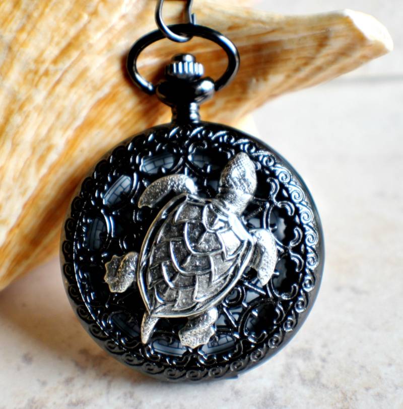Schildkröte Schwarze Taschenuhr, Fronttasche Ist Mit Silberfarbener Meeresschildkröte Montiert von Charsfavoritethings