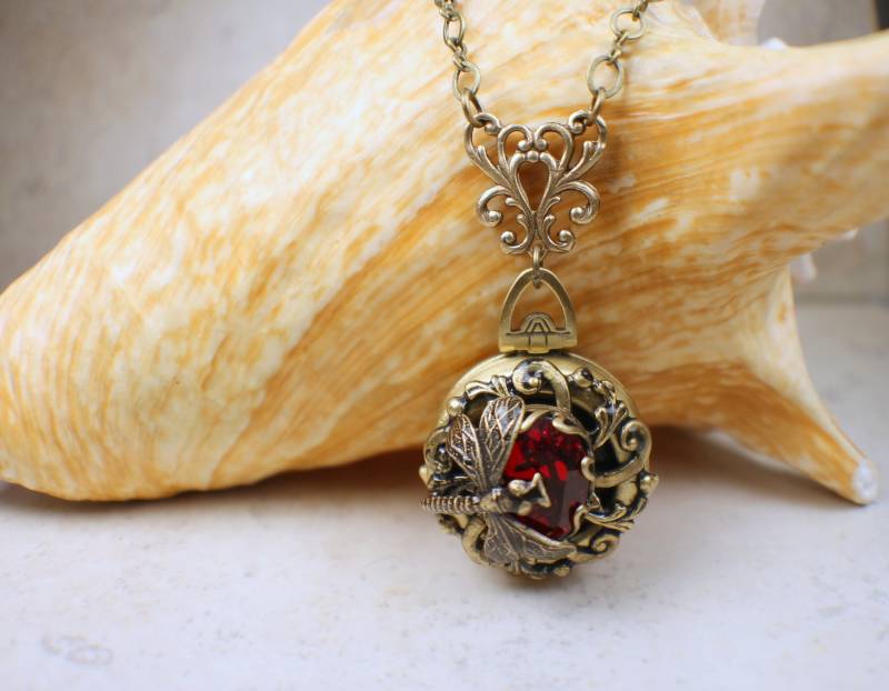Siam Rot Kristall Foto Locket Halskette Bronze Libelle Filigree von Charsfavoritethings