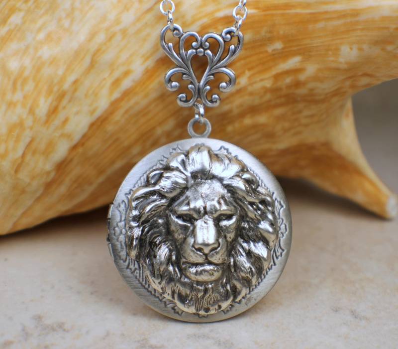 Silber Löwe Medaillon, Kleine Foto Medaillon Halskette, Bild Andenken Hochzeit Silber Löwe Medaillon, Kleine Foto Medaillon Halskette, Bild Andenken Hochzeit von Charsfavoritethings