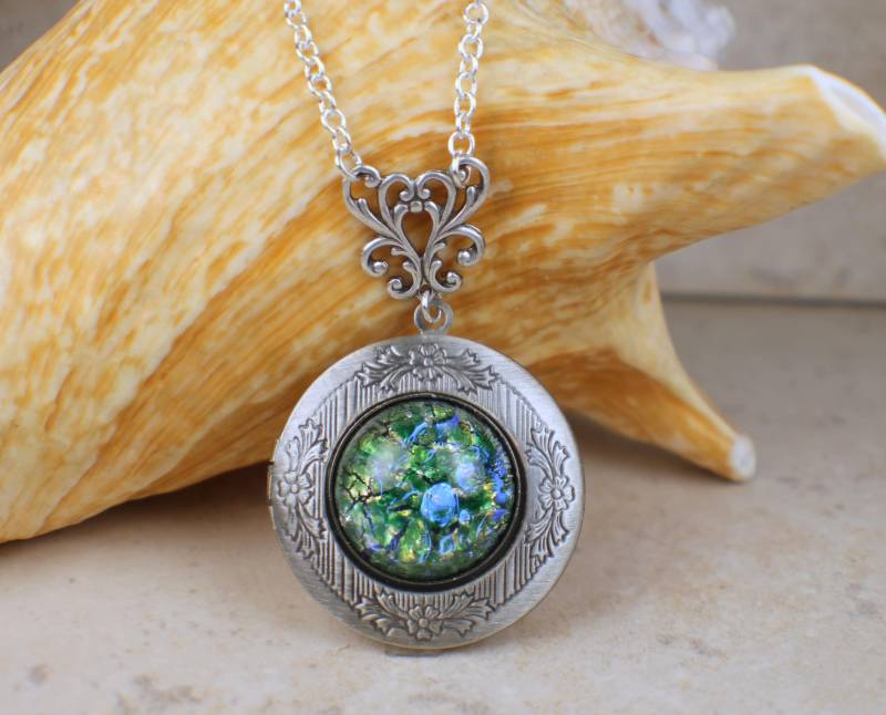 Smaragd Grün Glas Opal Foto Locket Halskette Vintage Style von Charsfavoritethings