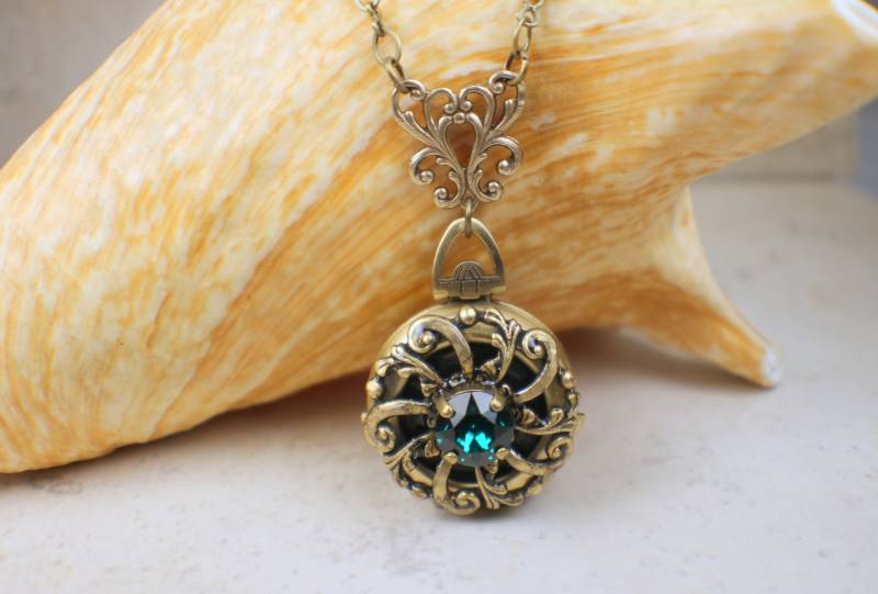 Smaragd Grün Kristall Medaillon Bronze Vier Foto-Halskette von Charsfavoritethings