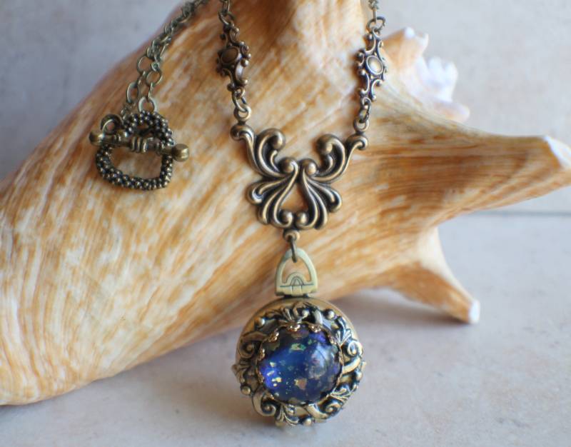 Tiefblaue Feueropal Foto Medaillon, Vier Medaillon Halskette, Multi-Bild Multi-Frame-Medaillon Tiefblaue Feueropal Foto Medaillon, Vier Medaillon Halskette, Multi-Bild Multi-Frame-Medaillon von Charsfavoritethings