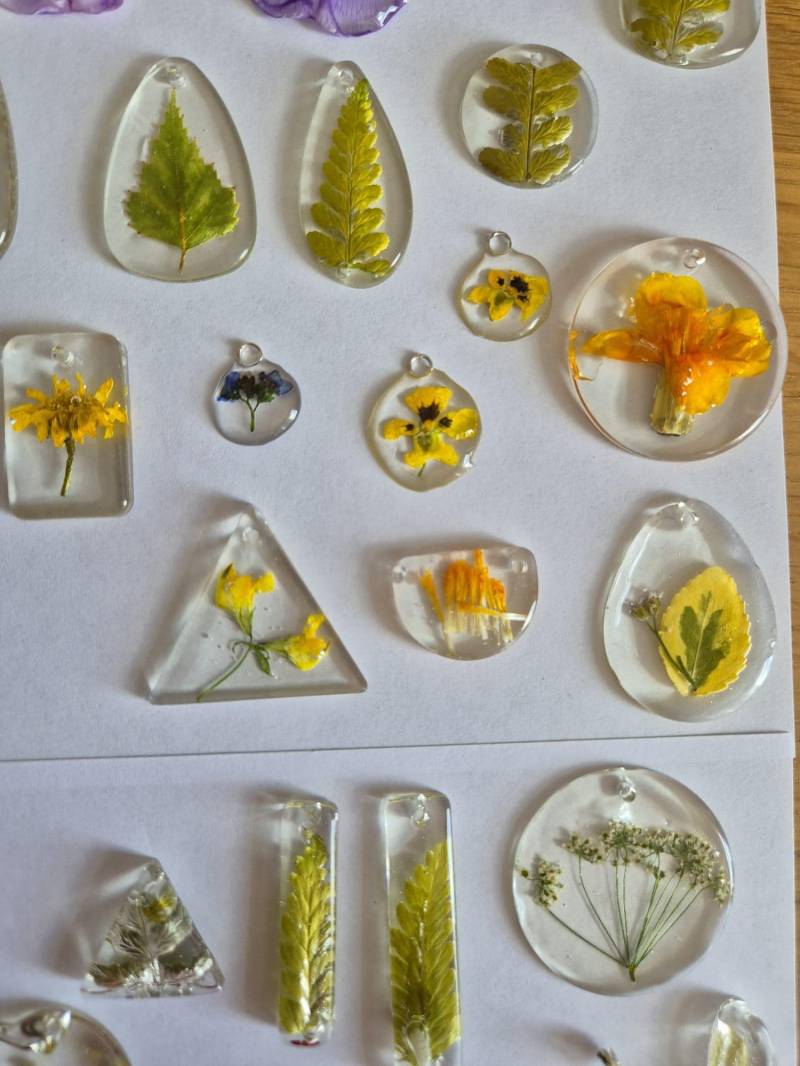 Handgefertigte Anhänger Mit Naturmaterialien Wie Blüten & Blättern in Uv Resin - Naturschmuck, Blumen, Pflanzen, Fairy, Fee, Alternativ, Hippie Handgefertigte Anhänger Mit Naturmaterialien Wie Blüten & Blättern in Uv Resin - Naturschmuck, Blumen, Pflanzen, Fairy, Fee, Alternativ, Hippie von Charysart23