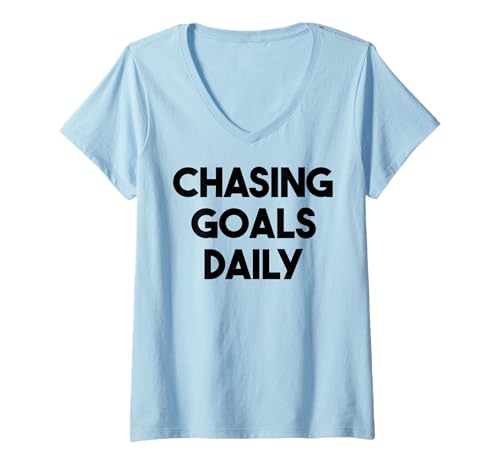 Damen Fußball lustig – Tore täglich jagen T-Shirt mit V-Ausschnitt Damen Fußball lustig – Tore täglich jagen T-Shirt mit V-Ausschnitt von Chasing Goals Daily
