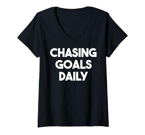 Damen Täglich Tore jagen - Lustiger Fußball T-Shirt mit V-Ausschnitt Damen Täglich Tore jagen - Lustiger Fußball T-Shirt mit V-Ausschnitt von Chasing Goals Daily