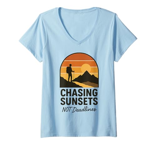 Damen Chasing Sunsets Not Deadlines Abenteuer-Grafik T-Shirt mit V-Ausschnitt Damen Chasing Sunsets Not Deadlines Abenteuer-Grafik T-Shirt mit V-Ausschnitt von Chasing Sunsets Adventure Co