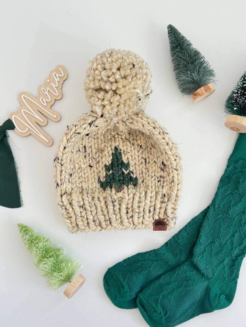 Handgestrickte Grobstrick Weihnachtsbaum Mütze | Für Baby, Kleinkind Oder Kind Pom Wintermütze Pinie Haferflocken + Grünkohl von ChasingGoldenLight