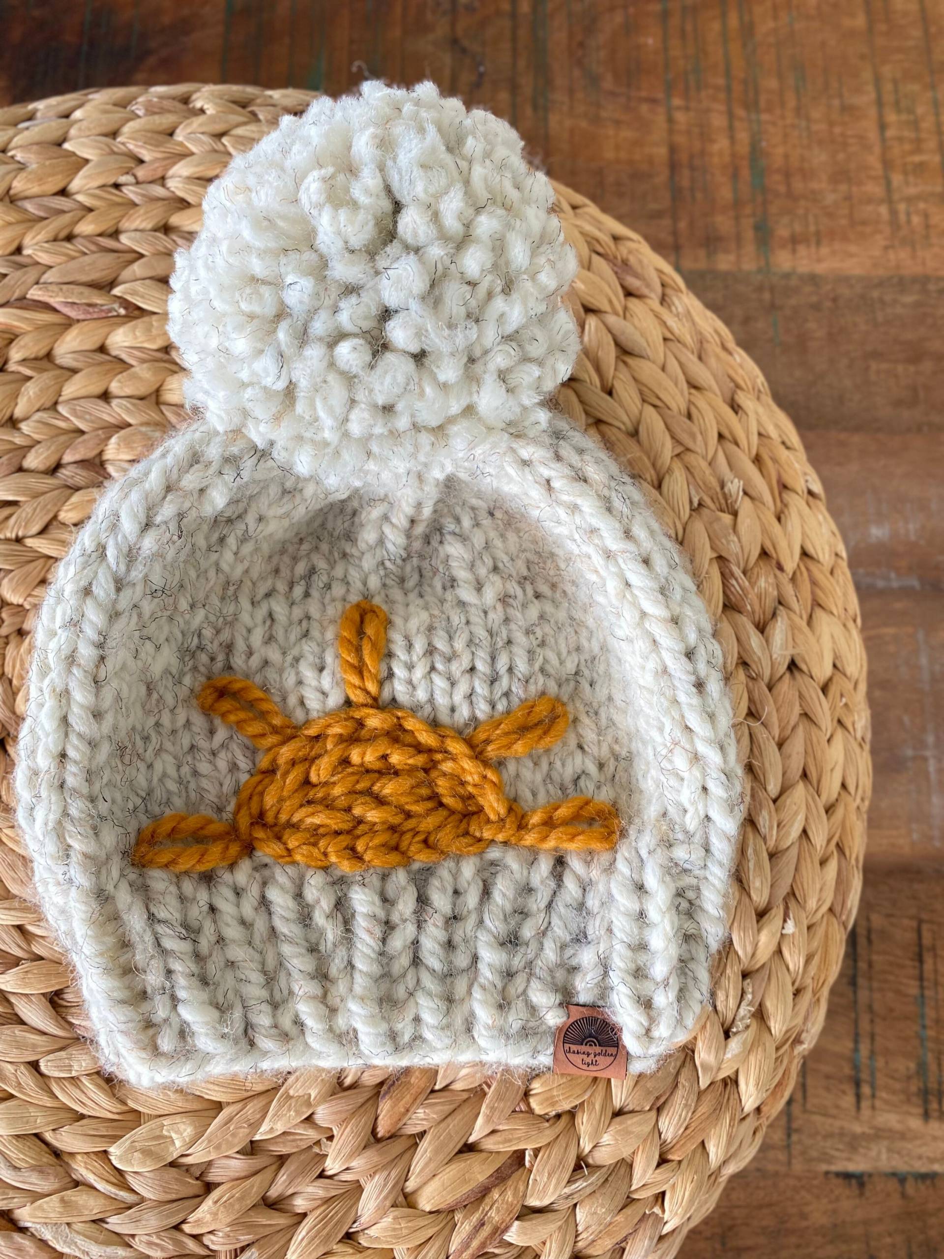 Handgestrickte Sunshine Grobstrick Mütze | Sonne Baby, Kleinkind Oder Kind Pom Wintermütze Modernen Boho Senfgelbe Auf Weizenhut von ChasingGoldenLight