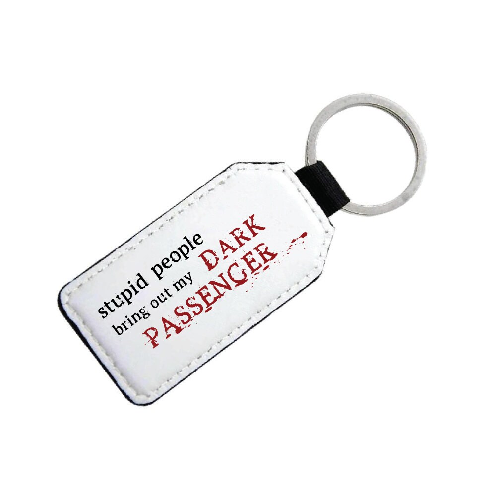 Dumme Leute Bringen Meinen Dunklen Passagier Raus - Dexter Inspiriert Schlüsselanhänger Aus Leder Witzig Geschenk Dumme Leute Bringen Meinen Dunklen Passagier Raus - Dexter Inspiriert Schlüsselanhänger Aus Leder Witzig Geschenk von ChasingStarsUK