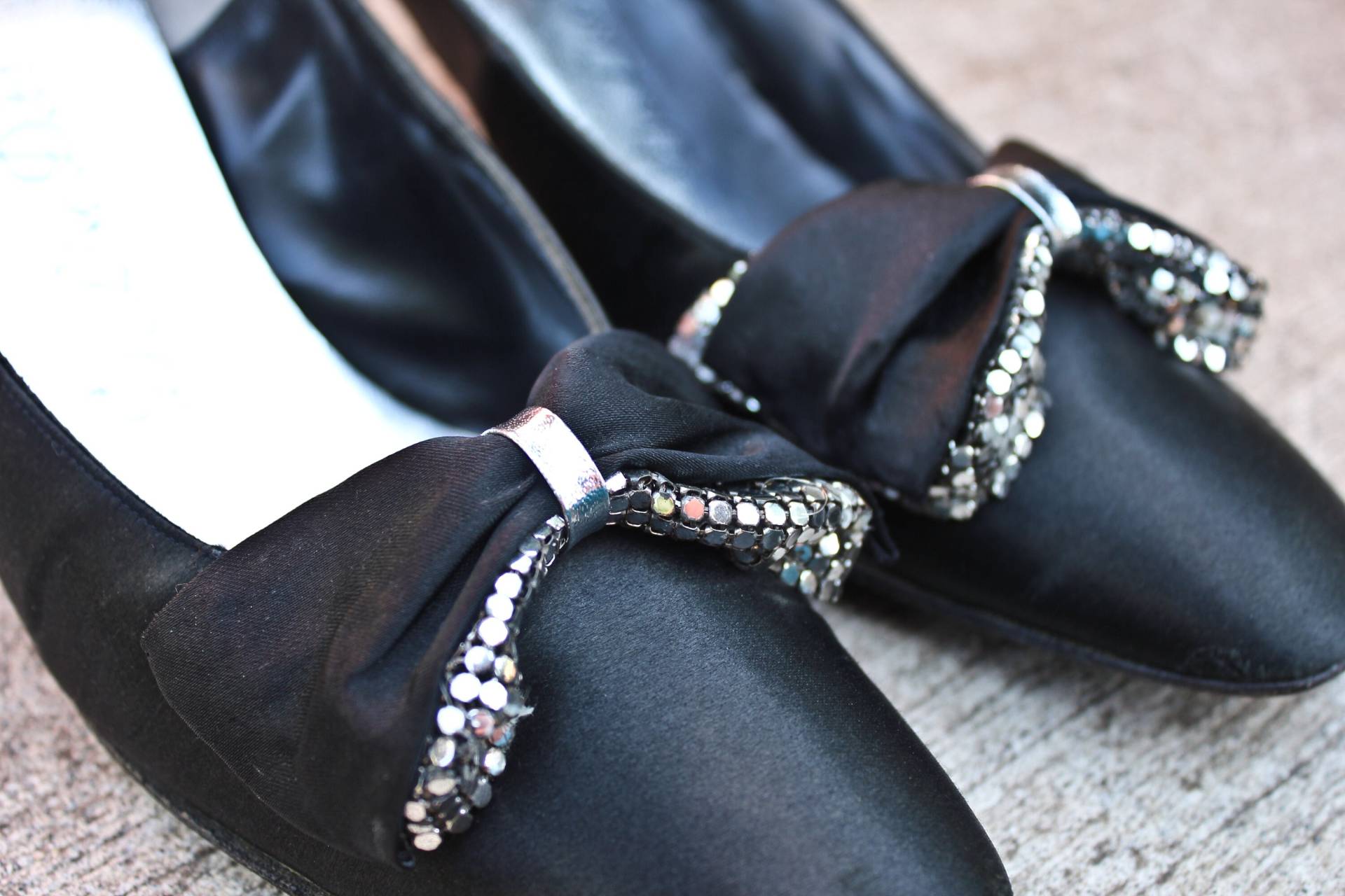 1950Er Jahre Schwarz Satin De Liso Debs Mit Großen Silber Detaillierte Bögen, C1950S-60Er Jahre, Und Vintage Heels, Mid Century Schuhe 1950Er Jahre Schwarz Satin De Liso Debs Mit Großen Silber Detaillierte Bögen, C1950S-60Er Jahre, Und Vintage Heels, Mid Century Schuhe von ChatBlancVintage