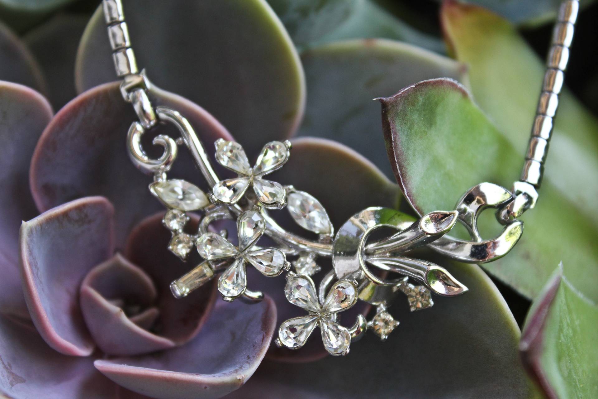 Seltene Silber Ton Trifari Strass Chocker Entworfen Von Alfred Phillippe, C1940S, Vierziger Jahre Ära Floral Halskette Mit Pat Pend Verschluss Seltene Silber Ton Trifari Strass Chocker Entworfen Von Alfred Phillippe, C1940S, Vierziger Jahre Ära Floral Halskette Mit Pat Pend Verschluss von ChatBlancVintage
