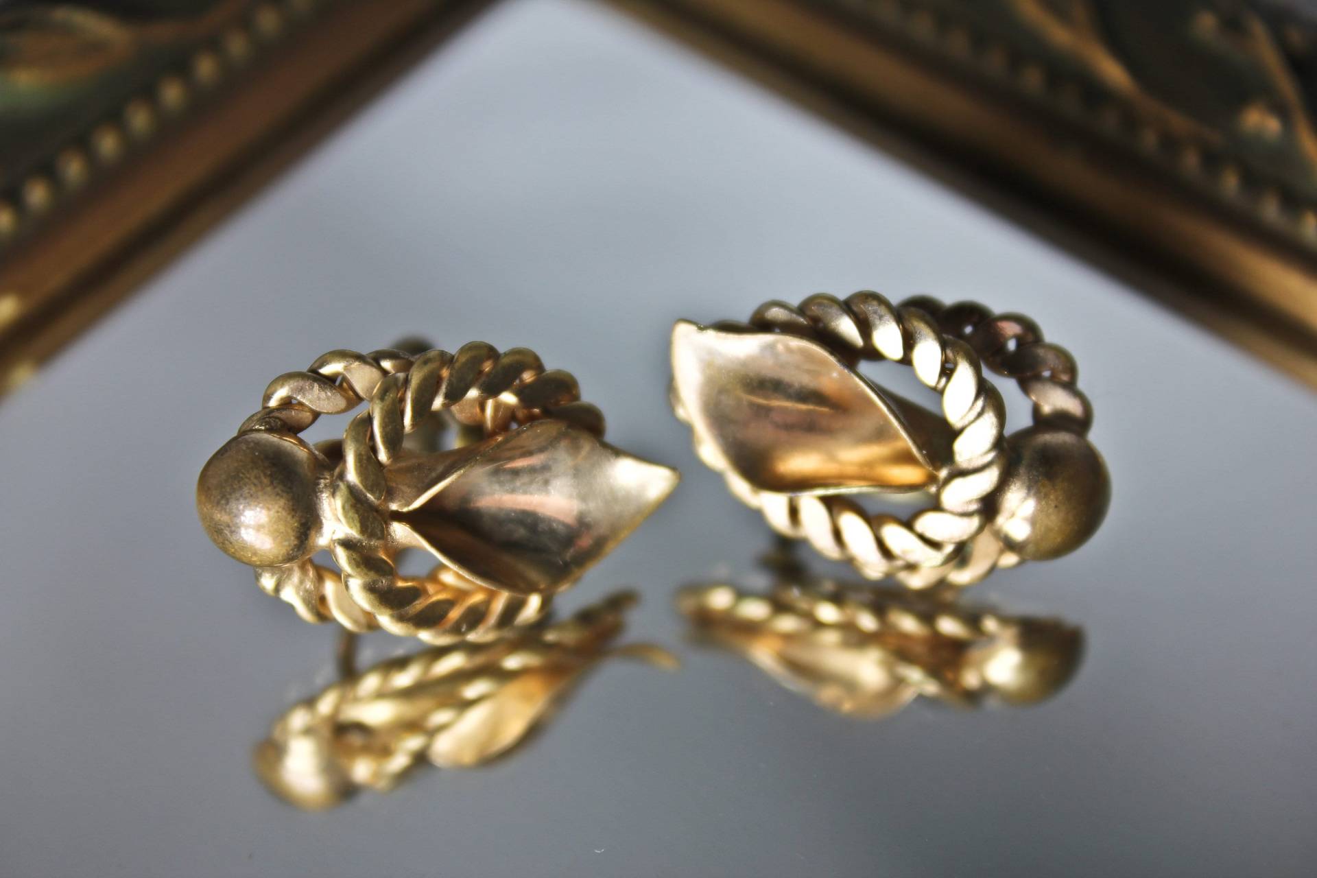 Vintage Gold Ton Blatt Motiv Schraube Zurück Ohrringe, C1950S, 50Er Jahre Golden Gefärbt Leafy Vnt Ohrringe Vintage Gold Ton Blatt Motiv Schraube Zurück Ohrringe, C1950S, 50Er Jahre Golden Gefärbt Leafy Vnt Ohrringe von ChatBlancVintage