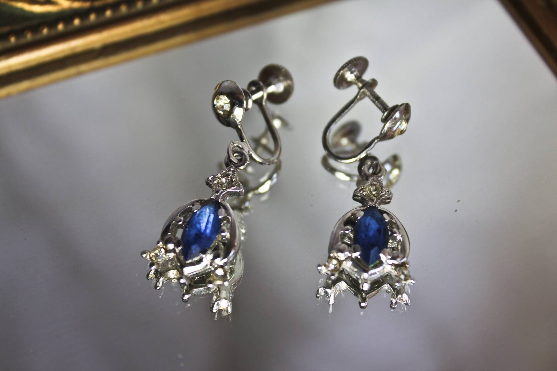 Vintage Lüster Silber Und Blaue Klare Strass Schraub-Rücken Ohrringe, C1950Er Jahre, Tropfen Ohrringe Vintage Lüster Silber Und Blaue Klare Strass Schraub-Rücken Ohrringe, C1950Er Jahre, Tropfen Ohrringe von ChatBlancVintage