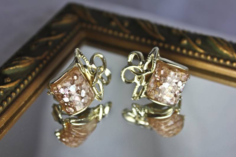 Vintage 1950S Rosa Lucite Konfetti Ohrclips Vintage 1950S Rosa Lucite Konfetti Ohrclips von ChatBlancVintage