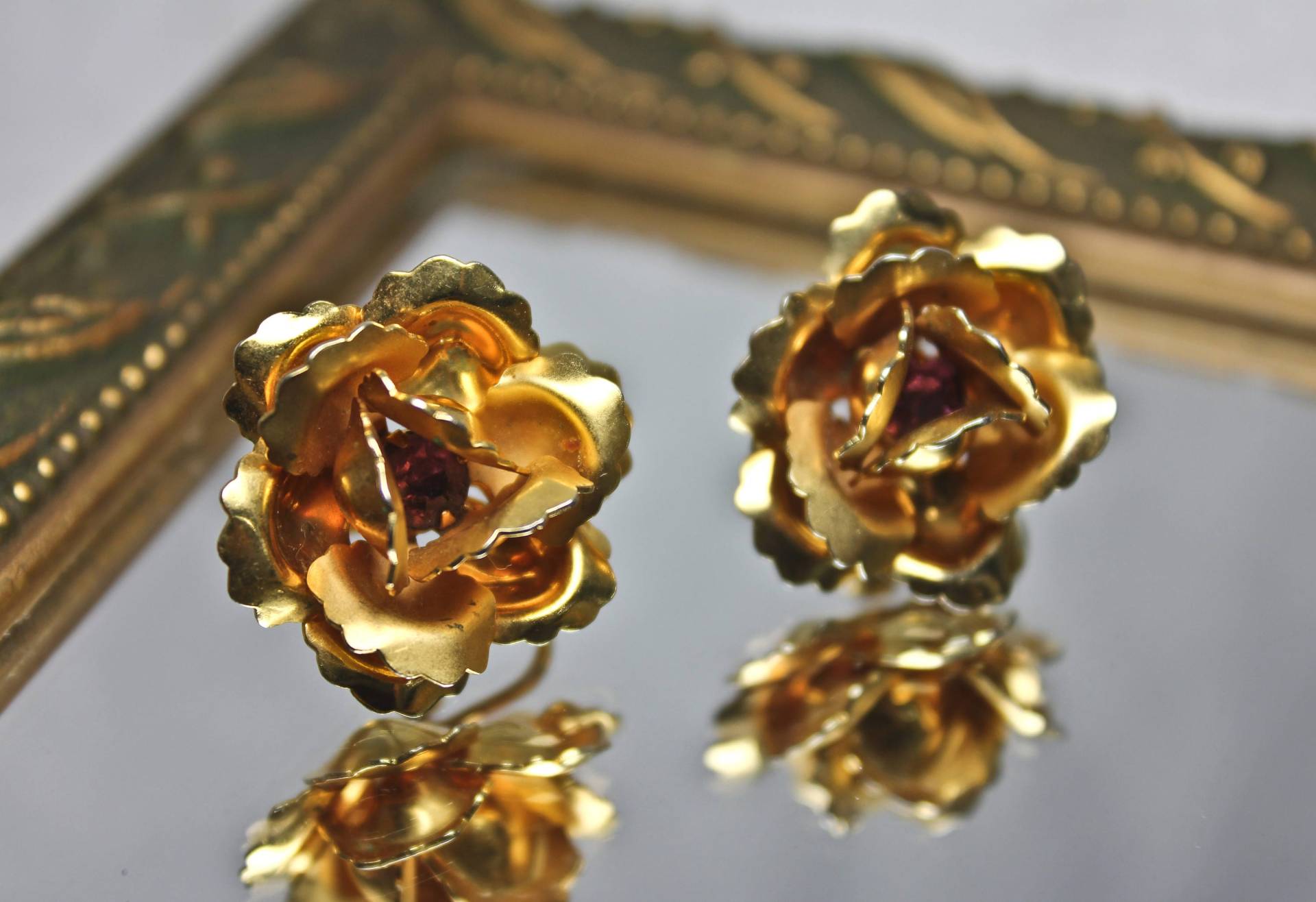 Vintage Rose Geformt Gold Ton Und Violett Strass B.n. Screwback Ohrringe, C1950S, Vtg 3D Geformtohrringe Vintage Rose Geformt Gold Ton Und Violett Strass B.n. Screwback Ohrringe, C1950S, Vtg 3D Geformtohrringe von ChatBlancVintage