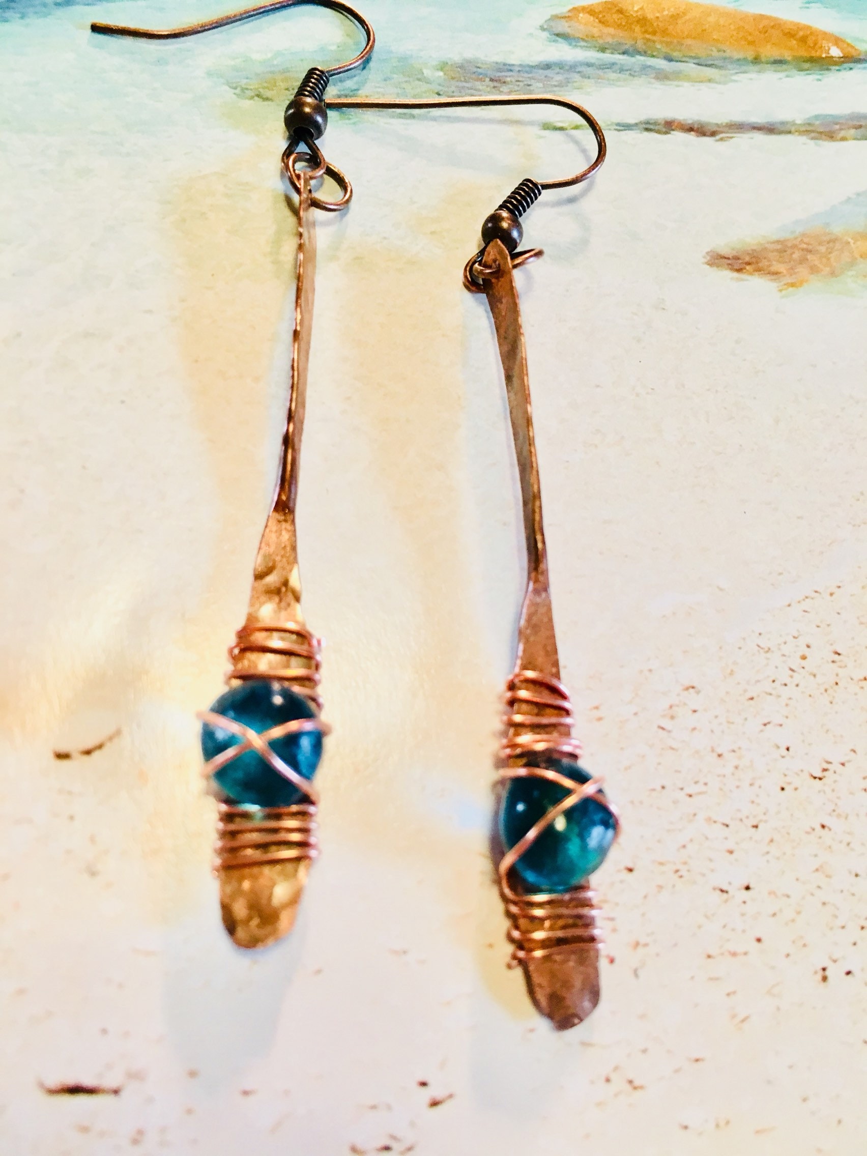 Gehämmerte Ohrringe, Kupfer Handgemachte Ohrringe Mit Blauem Seeglas Gehämmerte Ohrringe, Kupfer Handgemachte Ohrringe Mit Blauem Seeglas von ChateauDuVallavender