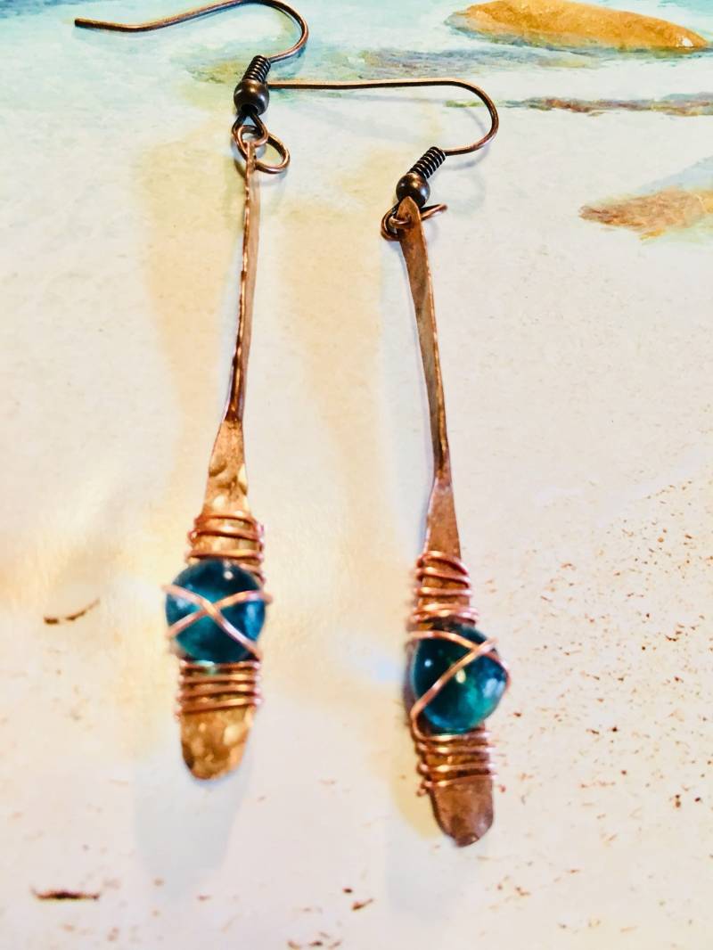 Gehämmerte Ohrringe, Kupfer Handgemachte Ohrringe Mit Blauem Seeglas Gehämmerte Ohrringe, Kupfer Handgemachte Ohrringe Mit Blauem Seeglas von ChateauDuVallavender