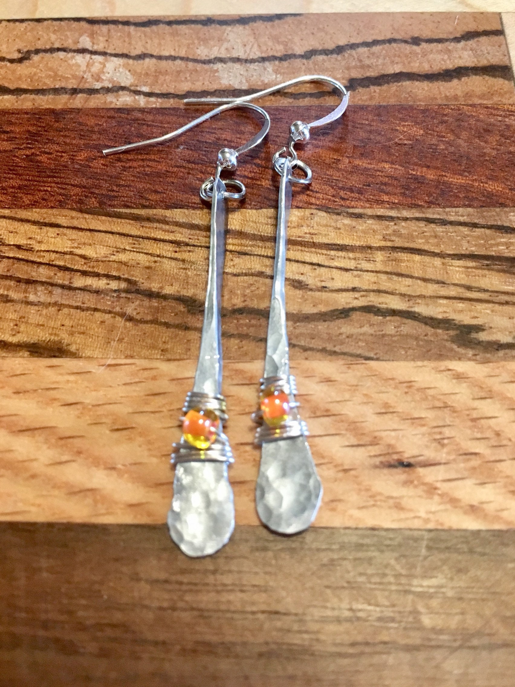 Gehämmerte Ohrringe, Silber Handgemachte Rustikale Ohrringe Mit Oranger Perle Gehämmerte Ohrringe, Silber Handgemachte Rustikale Ohrringe Mit Oranger Perle von ChateauDuVallavender