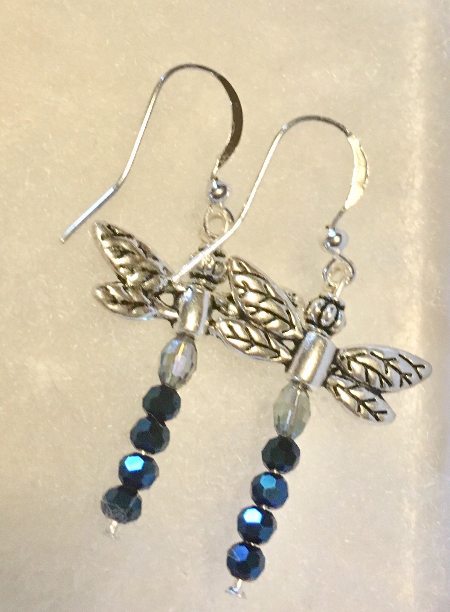 Libellen Ohrringe, Silberohrringe, Libellenschmuck, Dunkel - Und Hellblaue Perlen Libellen Ohrringe, Silberohrringe, Libellenschmuck, Dunkel - Und Hellblaue Perlen von ChateauDuVallavender
